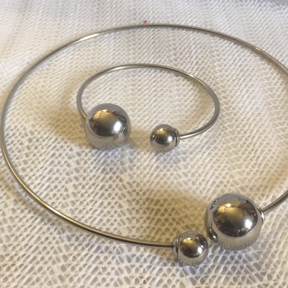 Nice silver ball choker set - Picture 3 of 5
